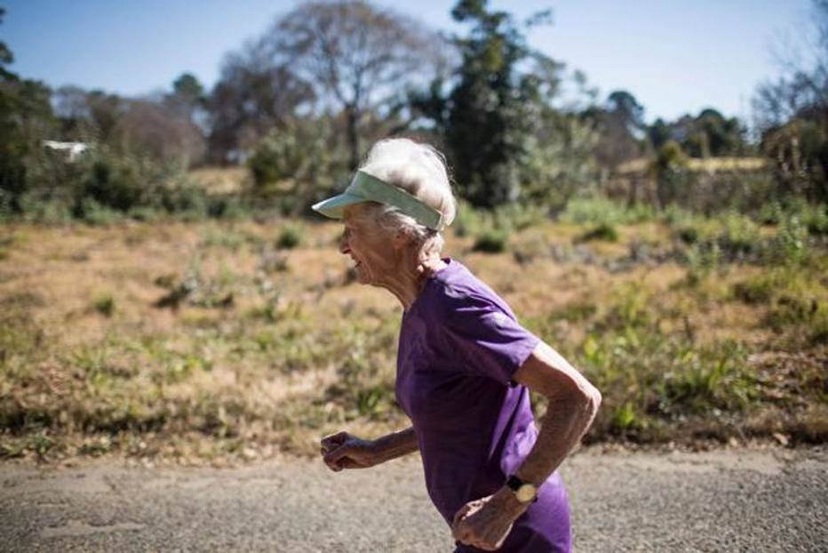 senhora de 84 anos consegue se livrar das dores no corpo e corre maratona de 42km