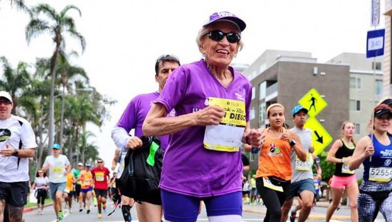 Maria de Fátima conquista o coração dos internautas com suas fotos correndo maratona com 84 anos.