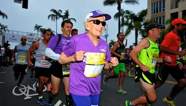 Maria de Fátima, aos 84 anos, correndo uma maratona, sem dores pelo corpo.